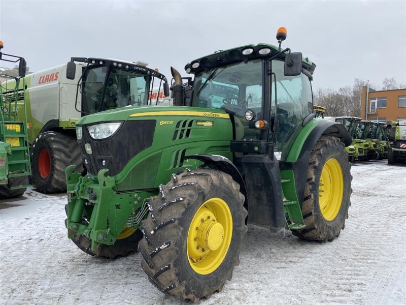 Traktor от тип John Deere 6140R RESERVERET til Sunds. Front lift. Command Center 3 monitor. Klar til auto steer.  Mange paa lager. Ring til Ulrik 0045-40255544, Gebrauchtmaschine в Kolding (Снимка 1)