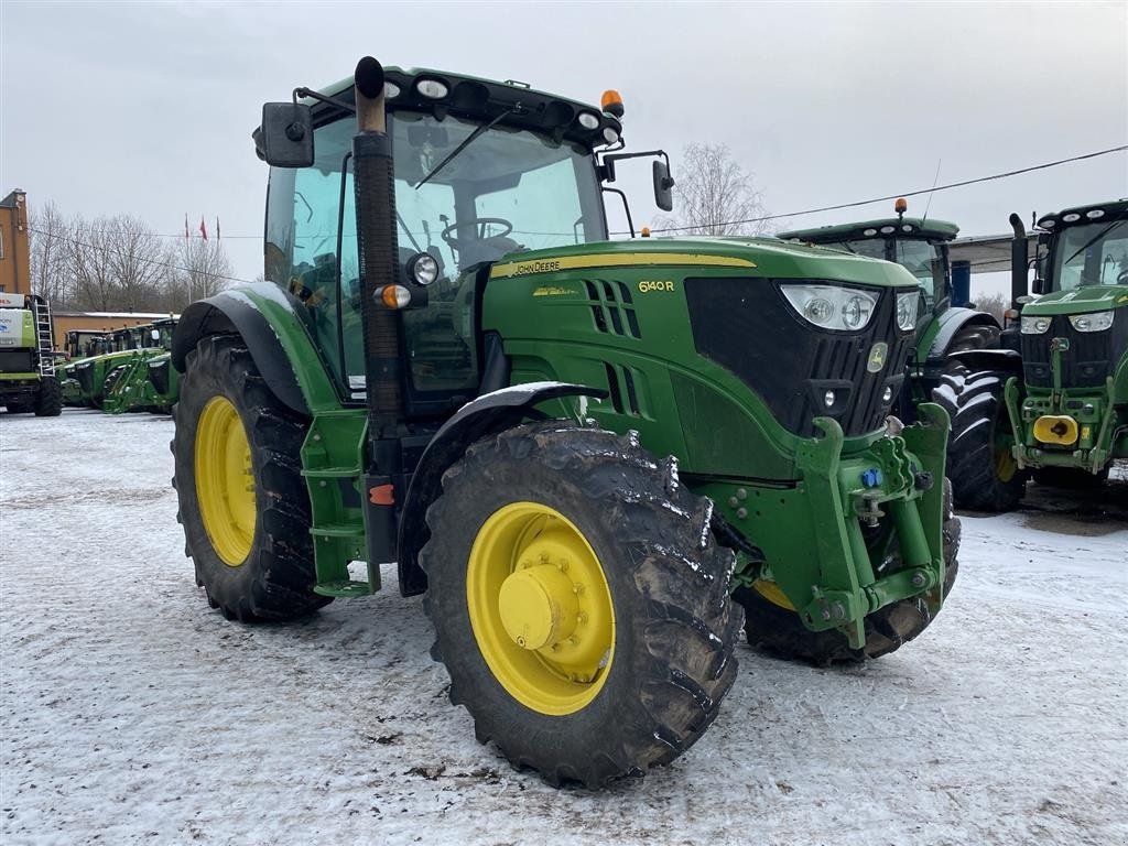 Traktor от тип John Deere 6140R RESERVERET til Sunds. Front lift. Command Center 3 monitor. Klar til auto steer.  Mange paa lager. Ring til Ulrik 0045-40255544, Gebrauchtmaschine в Kolding (Снимка 2)