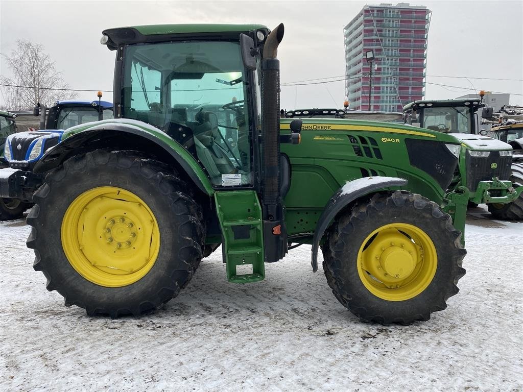 Traktor от тип John Deere 6140R RESERVERET til Sunds. Front lift. Command Center 3 monitor. Klar til auto steer.  Mange paa lager. Ring til Ulrik 0045-40255544, Gebrauchtmaschine в Kolding (Снимка 3)