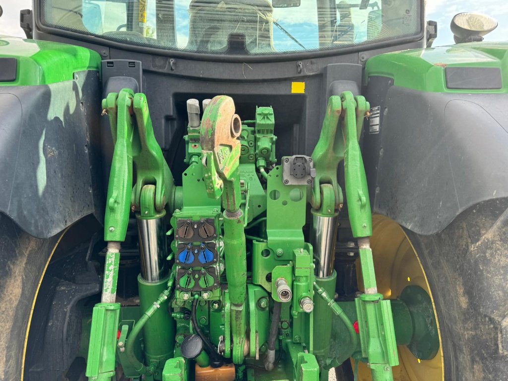 Traktor типа John Deere 6145R EDITION SELECT (  DESTOCKAGE ), Gebrauchtmaschine в SAINT FLOUR (Фотография 10)