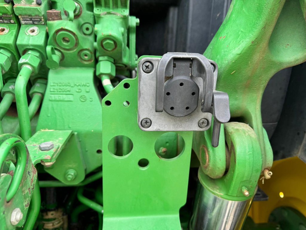 Traktor of the type John Deere 6145R EDITION SELECT (  DESTOCKAGE ), Gebrauchtmaschine in SAINT FLOUR (Picture 11)