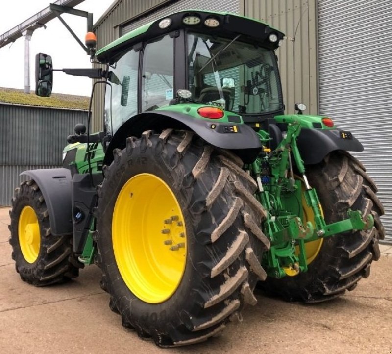 Traktor типа John Deere 6155R Front PTO og lift. Command Pro. GPS og StarFrire 6000 Antenne. AutoPower. Ultimate Edition. Luftbremser. Vi giver 100 timers reklamationsret i DK!!! Ring til Ulrik på 40255544. Jeg snakker Jysk, tysk og engelsk., Gebrauchtmaschine в Kolding (Фотография 6)