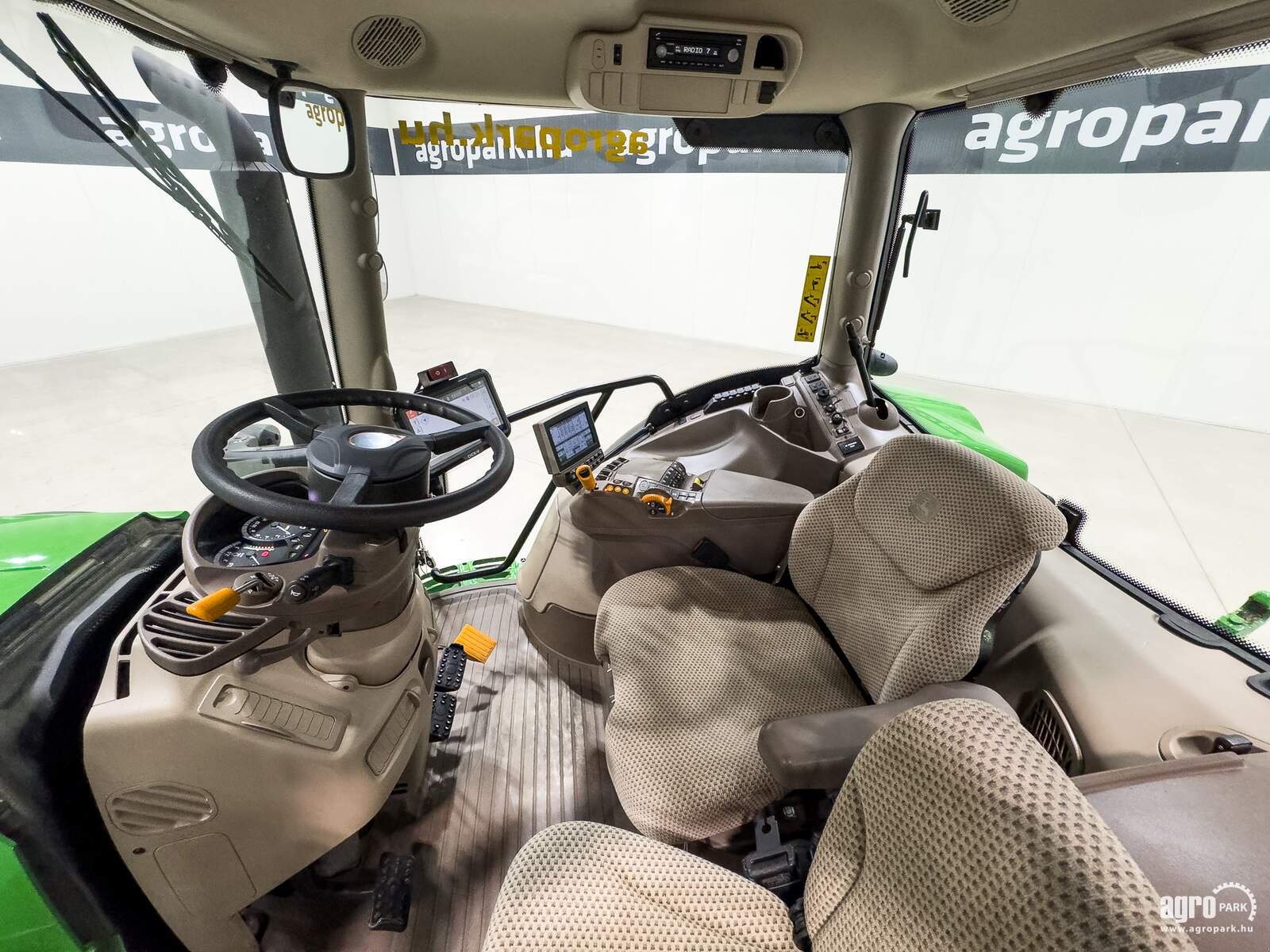 Traktor van het type John Deere 6155R, Gebrauchtmaschine in Csengele (Foto 8)