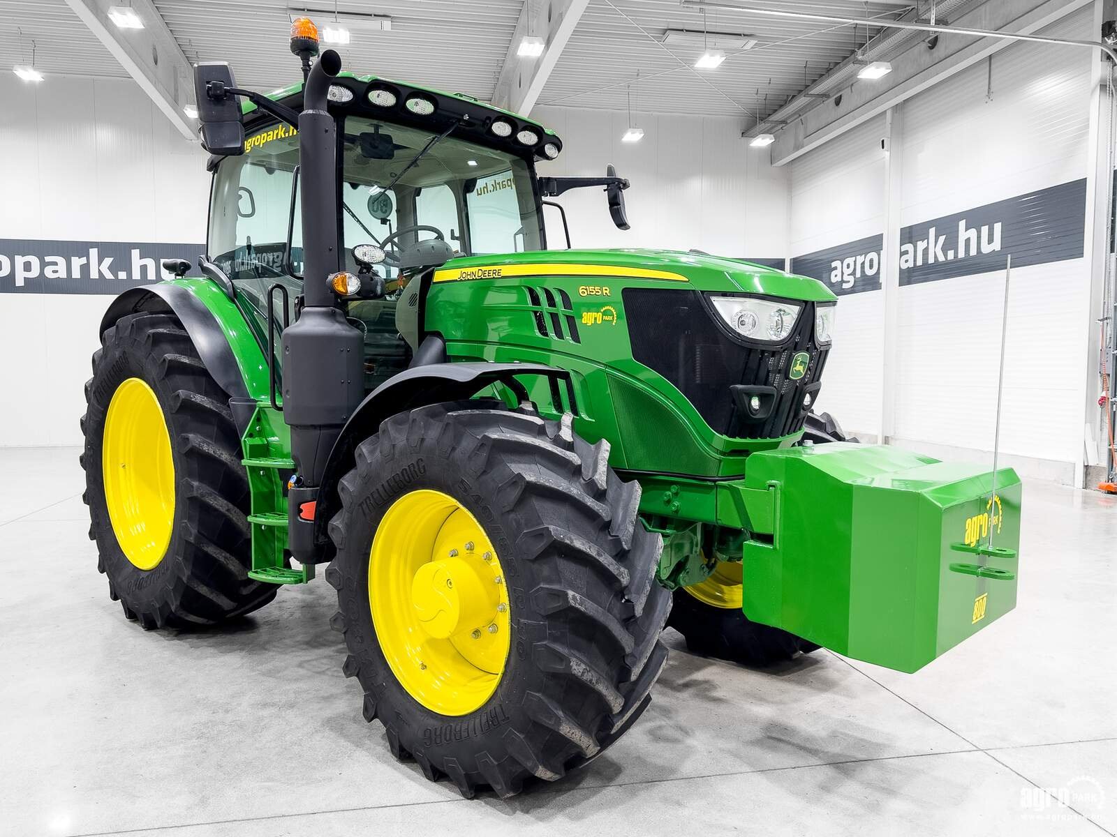 Traktor от тип John Deere 6155R, Gebrauchtmaschine в Csengele (Снимка 2)