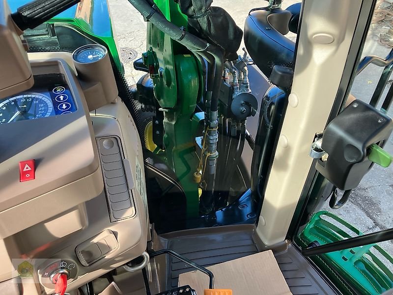 Traktor des Typs John Deere 6175M *Auto Quad* + JD683R Frontlader, Gebrauchtmaschine in Salsitz (Bild 18)