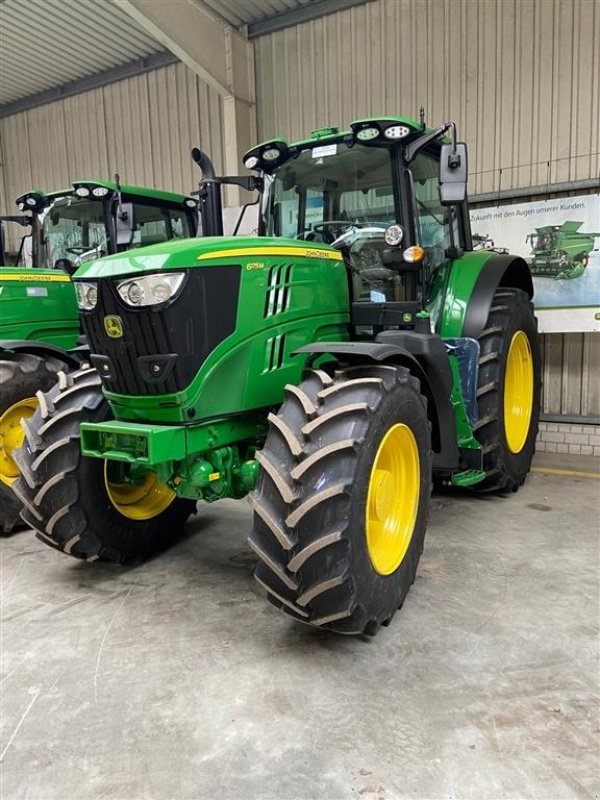 Traktor типа John Deere 6175M Kun 100 timer!!! Front PTO og Front lift monteres!!! Select+ Edition. Premium lyspakke. TLS. AutoTrac klar. Ring til Ulrik på 40255544 for mere info. Jeg snakker Jysk., Gebrauchtmaschine в Kolding (Фотография 1)