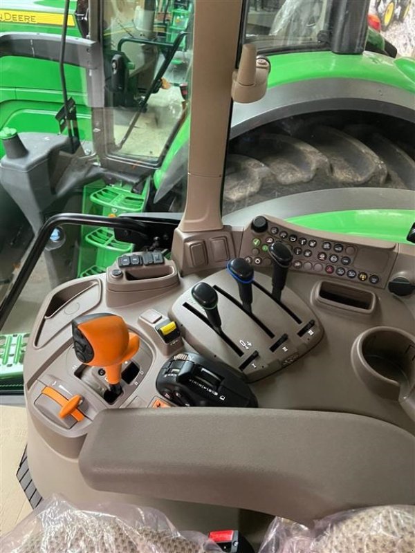 Traktor от тип John Deere 6175M Kun 100 timer!!! Front PTO og Front lift monteres!!! Select+ Edition. Premium lyspakke. TLS. AutoTrac klar. Ring til Ulrik på 40255544 for mere info. Jeg snakker Jysk., Gebrauchtmaschine в Kolding (Снимка 6)