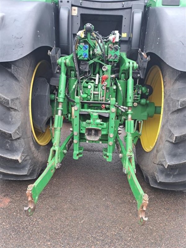 Traktor tip John Deere 6190R Front PTO. Helt nyrenoveret gearkasse fra John Deere. AutoPowr. 40 km/t. Luftbremser. Command arm.Fin og velholdt, med gode dæk. Ring til Ulrik på 40255544. Jeg snakker Jysk, tysk og engelsk., Gebrauchtmaschine in Kolding (Poză 6)