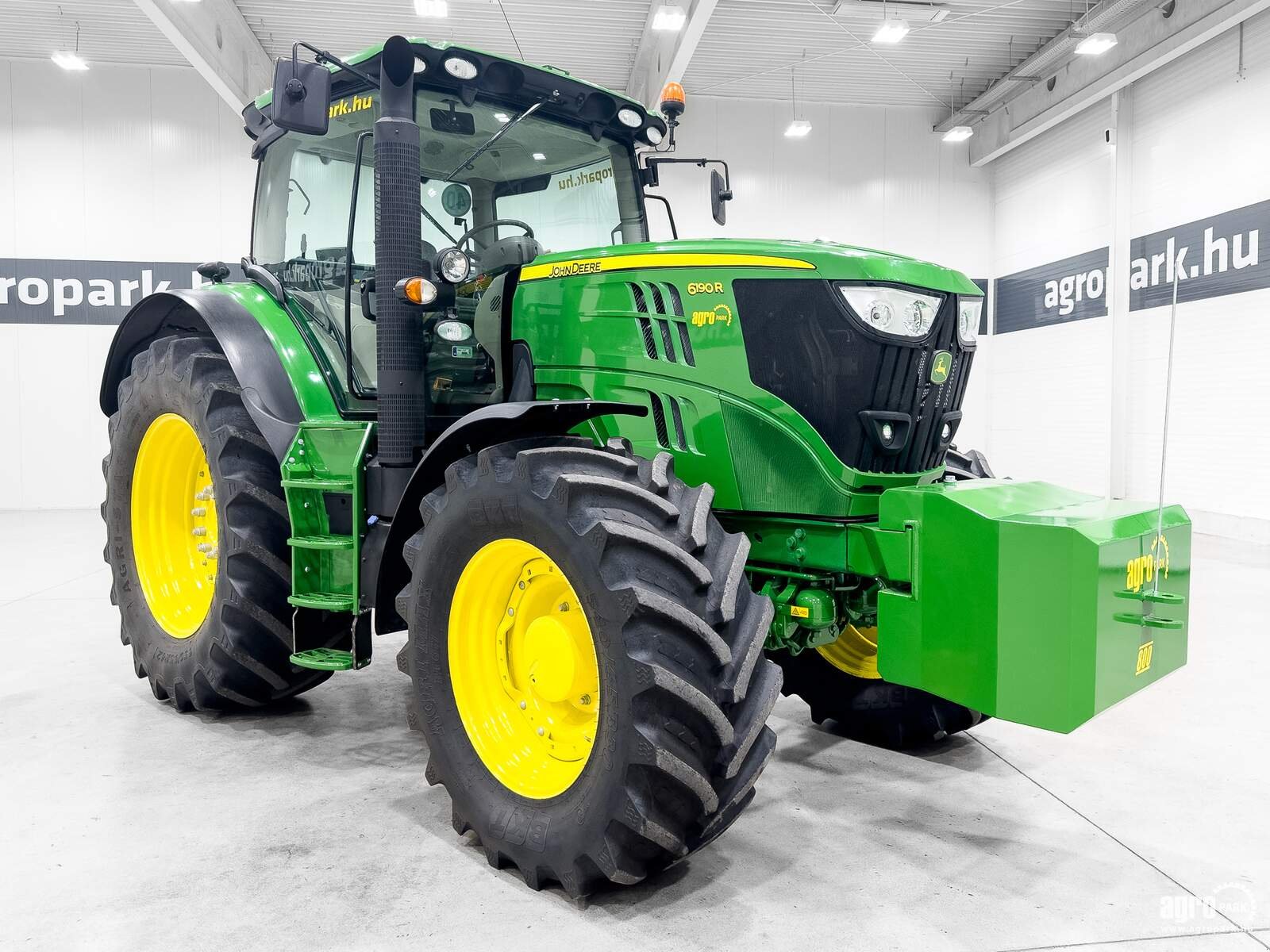 Traktor от тип John Deere 6190R, Gebrauchtmaschine в Csengele (Снимка 2)