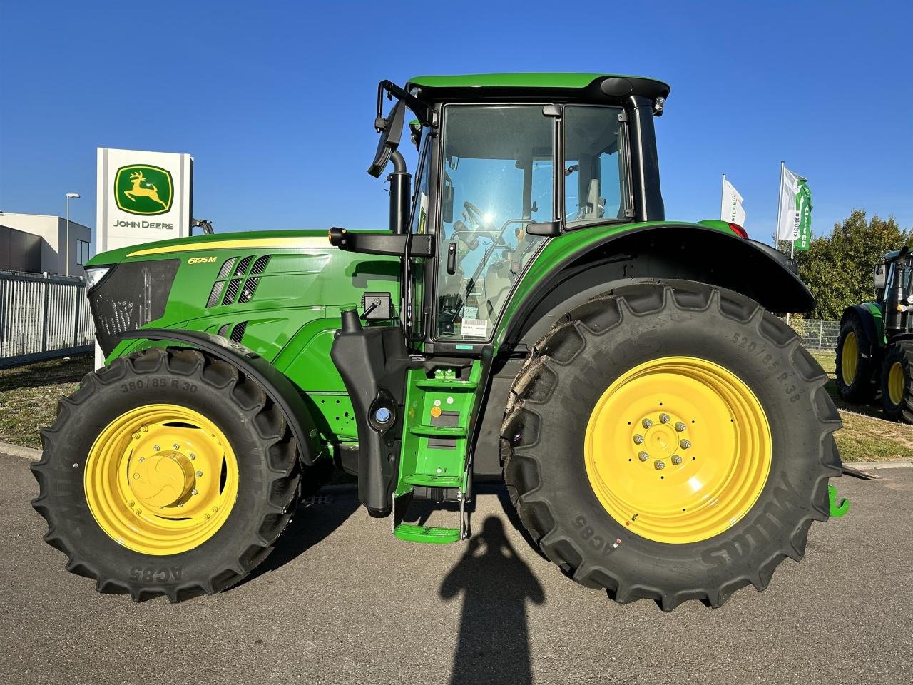 Traktor des Typs John Deere 6195M PQ Aktion, Neumaschine in Zweibrücken (Bild 3)