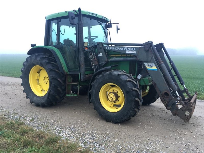 Traktor des Typs John Deere 6200 m/Vendegear ved rattet og Front-læsser, Gebrauchtmaschine in Bjerringbro (Bild 1)