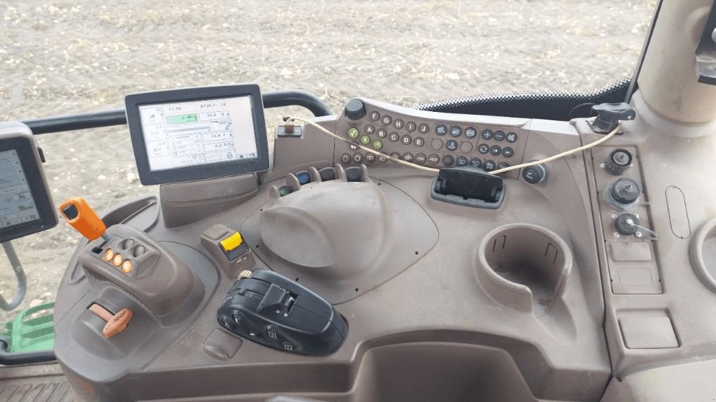 Traktor des Typs John Deere 6210 R, Gebrauchtmaschine in ENNEZAT (Bild 2)