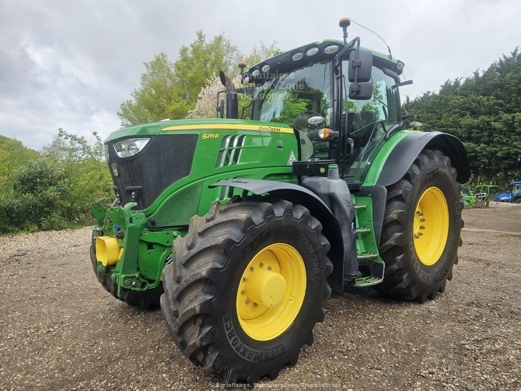 Traktor of the type John Deere 6215R Front PTO. Front Lift. Affjedret foraksel og kabine. Power Beyond. Mange på lager!!! Ring til Ulrik på 40255544. Jeg snakker Jysk, tysk og engelsk., Gebrauchtmaschine in Kolding (Picture 1)