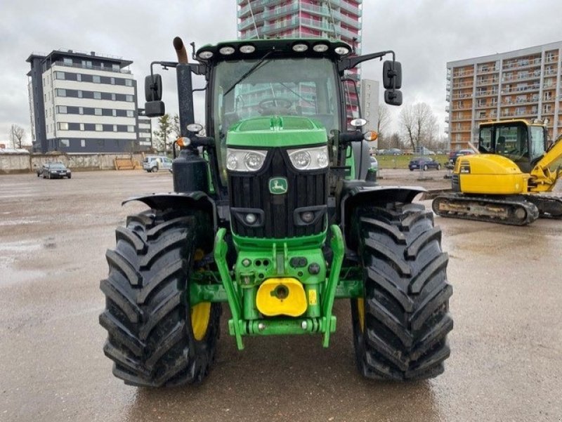 Traktor del tipo John Deere 6215R m/frontlift og front PTO Front PTO. Front lift og front PTO. GPS Klar. Hitch krog. Luftbremser. 50 km., Gebrauchtmaschine en Kolding (Imagen 1)