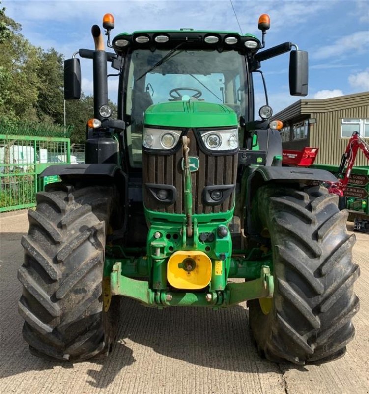 Traktor του τύπου John Deere 6215R m/frontlift og front PTO SOLGT!!! Front PTO og lift. Comand Arm. Auto Trac klar. Panorama view. Ultimate Lightning package. Ring til Ulrik på 40255544. Jeg snakker Jysk., Gebrauchtmaschine σε Kolding (Φωτογραφία 1)