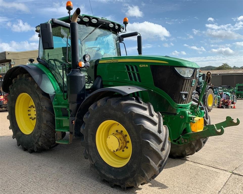 Traktor typu John Deere 6215R m/frontlift og front PTO SOLGT!!! Front PTO og lift. Comand Arm. Auto Trac klar. Panorama view. Ultimate Lightning package. Ring til Ulrik på 40255544. Jeg snakker Jysk., Gebrauchtmaschine w Kolding (Zdjęcie 2)