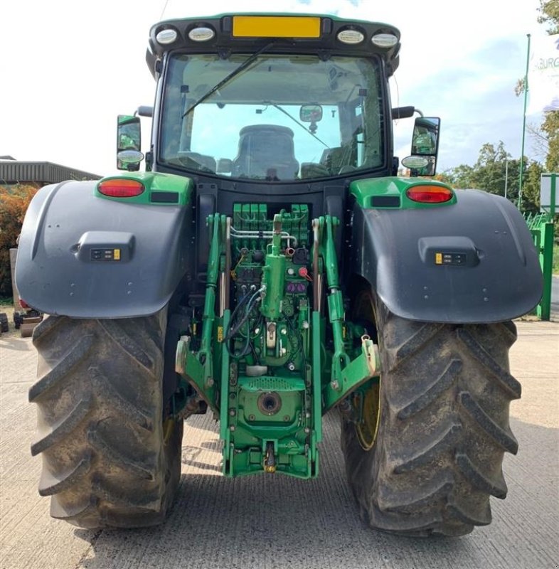 Traktor typu John Deere 6215R m/frontlift og front PTO SOLGT!!! Front PTO og lift. Comand Arm. Auto Trac klar. Panorama view. Ultimate Lightning package. Ring til Ulrik på 40255544. Jeg snakker Jysk., Gebrauchtmaschine w Kolding (Zdjęcie 7)