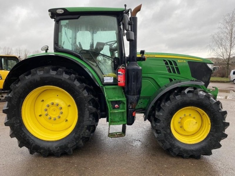 Traktor Türe ait John Deere 6215R m/frontlift og front PTO SOLGT til Tyskland!!! Front PTO. Front lift og front PTO. GPS Klar. Hitch krog. Luftbremser. 50 km., Gebrauchtmaschine içinde Kolding (resim 3)