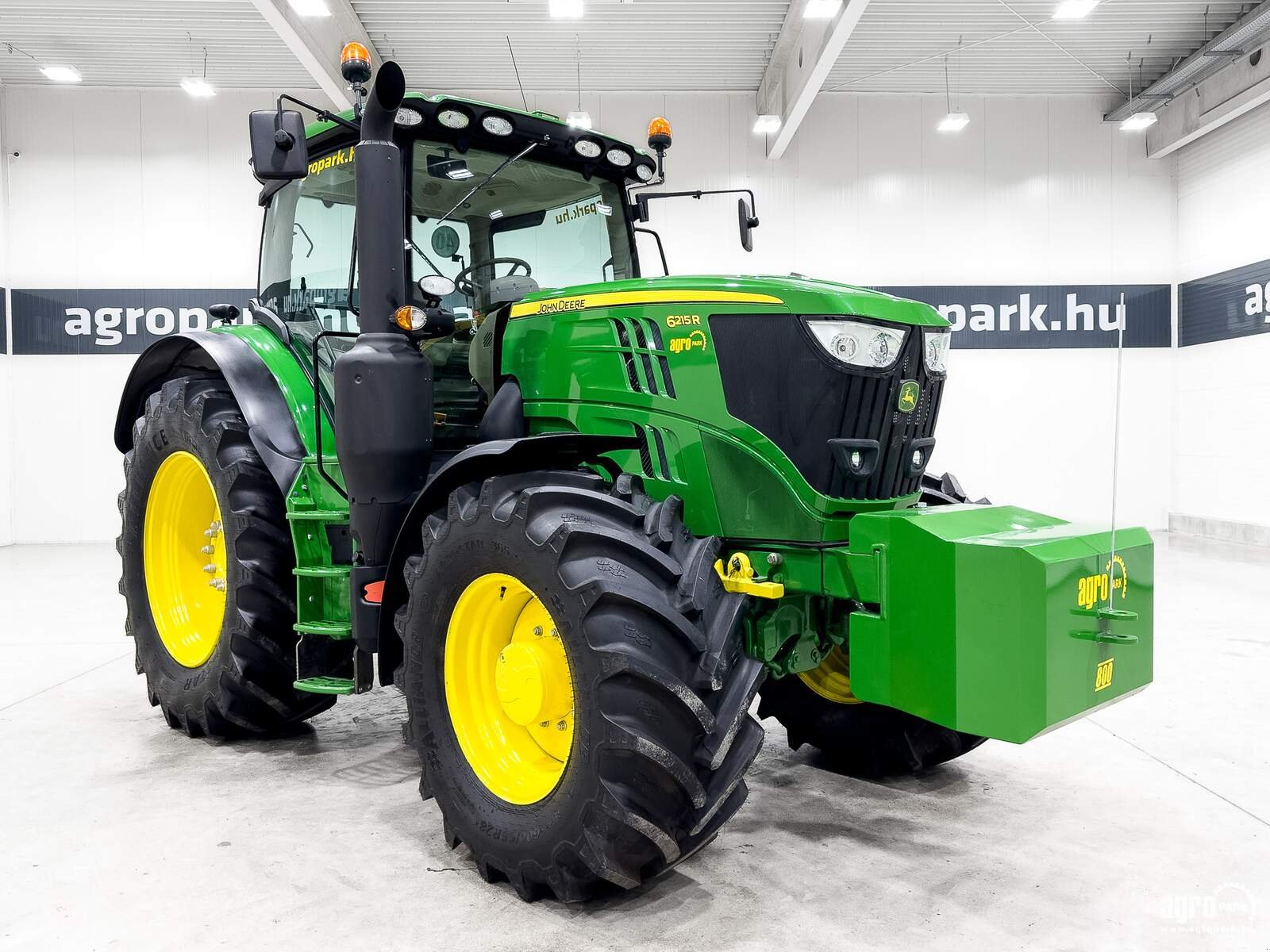 Traktor от тип John Deere 6215R, Gebrauchtmaschine в Csengele (Снимка 2)