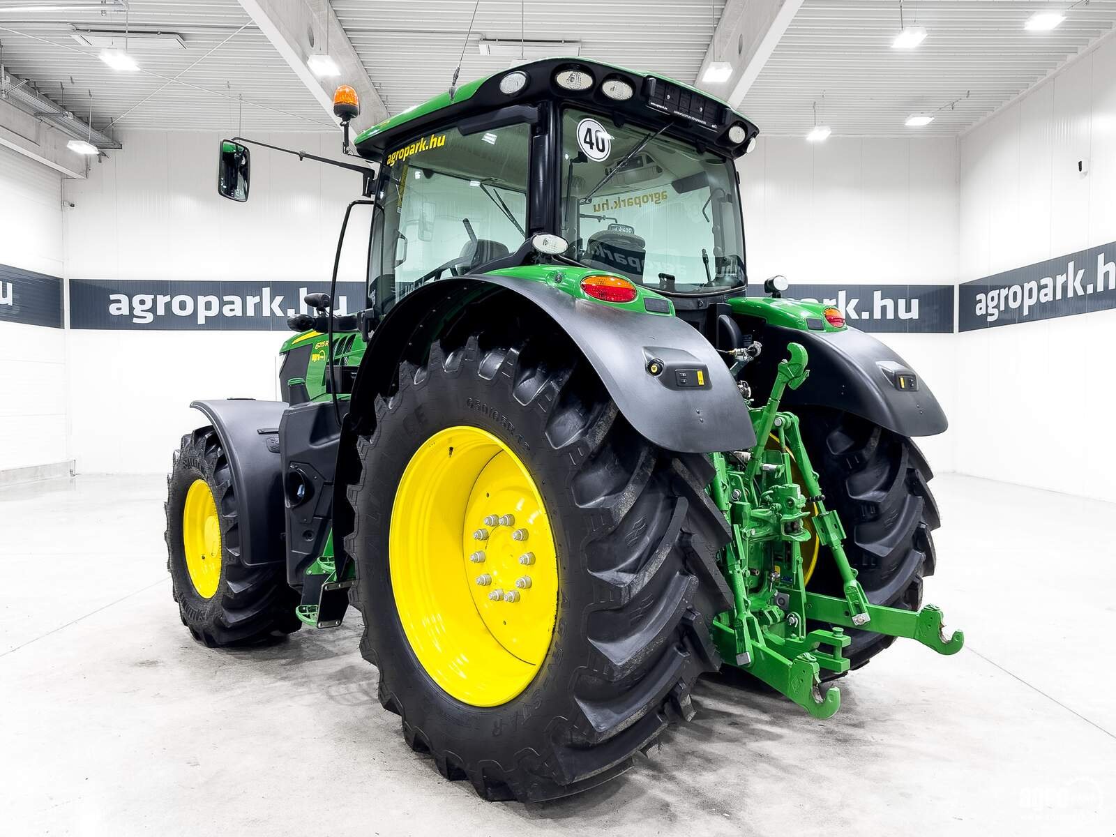 Traktor от тип John Deere 6215R, Gebrauchtmaschine в Csengele (Снимка 4)