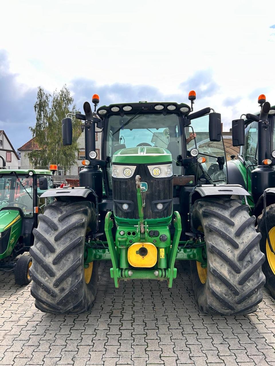 Traktor des Typs John Deere 6215R, Gebrauchtmaschine in Zweibrücken (Bild 2)