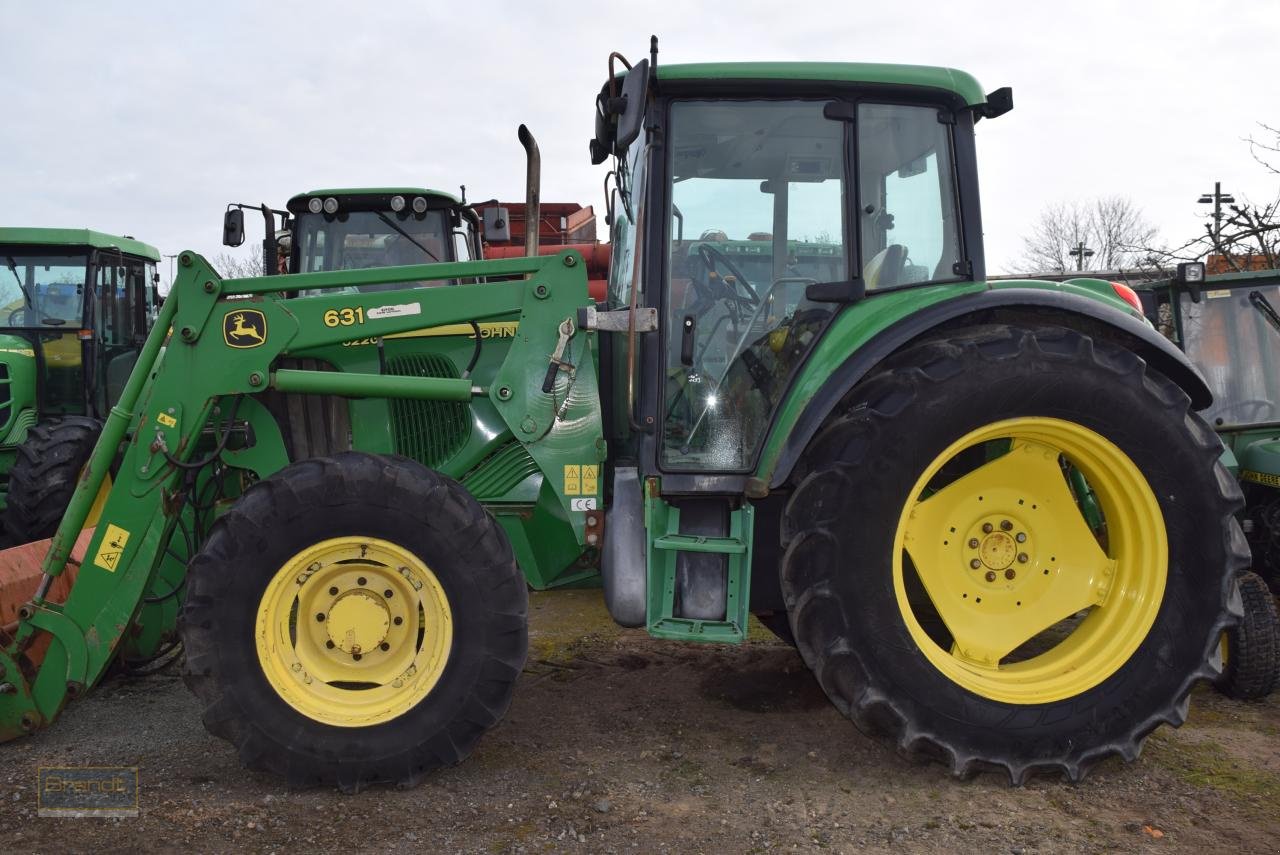 Traktor des Typs John Deere 6220, Gebrauchtmaschine in Oyten (Bild 1)