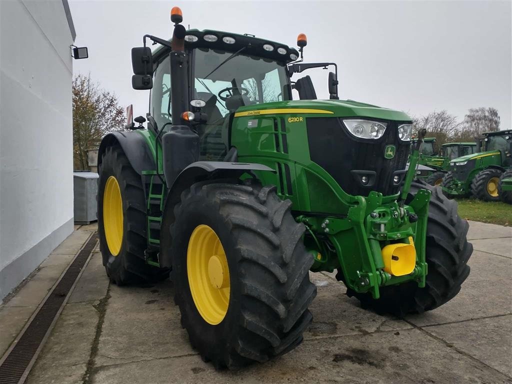 Traktor del tipo John Deere 6230R Flere på vej ind. Front PTO. Front Lift. Command Arm. GPS ready. Ring til Ulrik på 40255544., Gebrauchtmaschine In Kolding (Immagine 1)