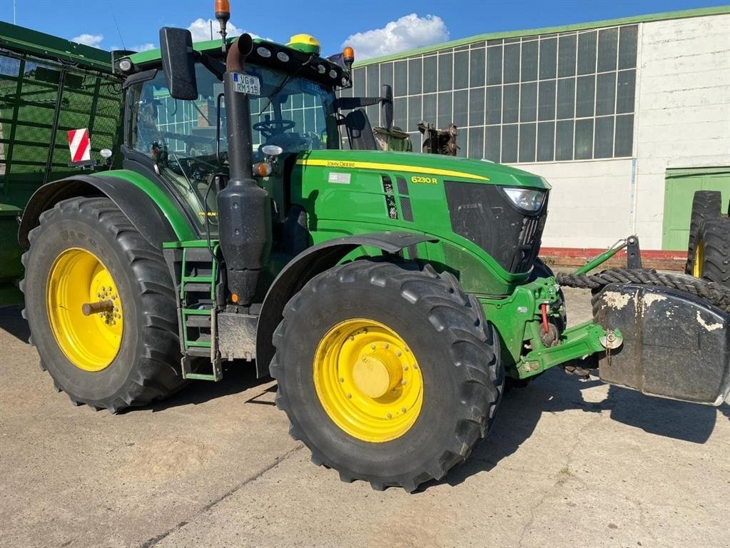 Traktor typu John Deere 6230R Premium Edition m Frontlift GPS Starfire 6000. Command Pro arm. Front PTO. JD link Connect. Premium aktivering. Ring til Ulrik på 40255544. Jeg snakker Jysk, tysk og engelsk., Gebrauchtmaschine w Kolding (Zdjęcie 1)