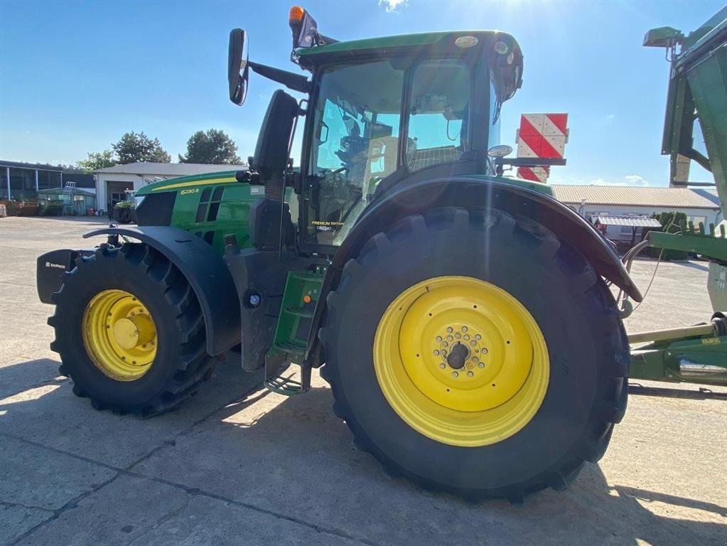 Traktor of the type John Deere 6230R Premium Edition m Frontlift GPS Starfire 6000. Command Pro arm. Front PTO. JD link Connect. Premium aktivering. Ring til Ulrik på 40255544. Jeg snakker Jysk, tysk og engelsk., Gebrauchtmaschine in Kolding (Picture 2)