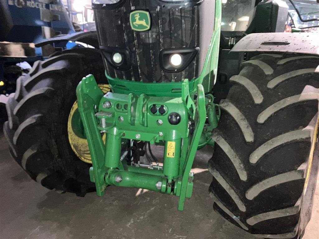 Traktor a típus John Deere 6250R Command Arm. GPS aktiveret. AutoSteer ready. Front lift. Vi har 9 stk 6250R til salg!!! Ring til Ulrik for mere info på 40255544. Jeg snakker Jysk., Gebrauchtmaschine ekkor: Kolding (Kép 1)