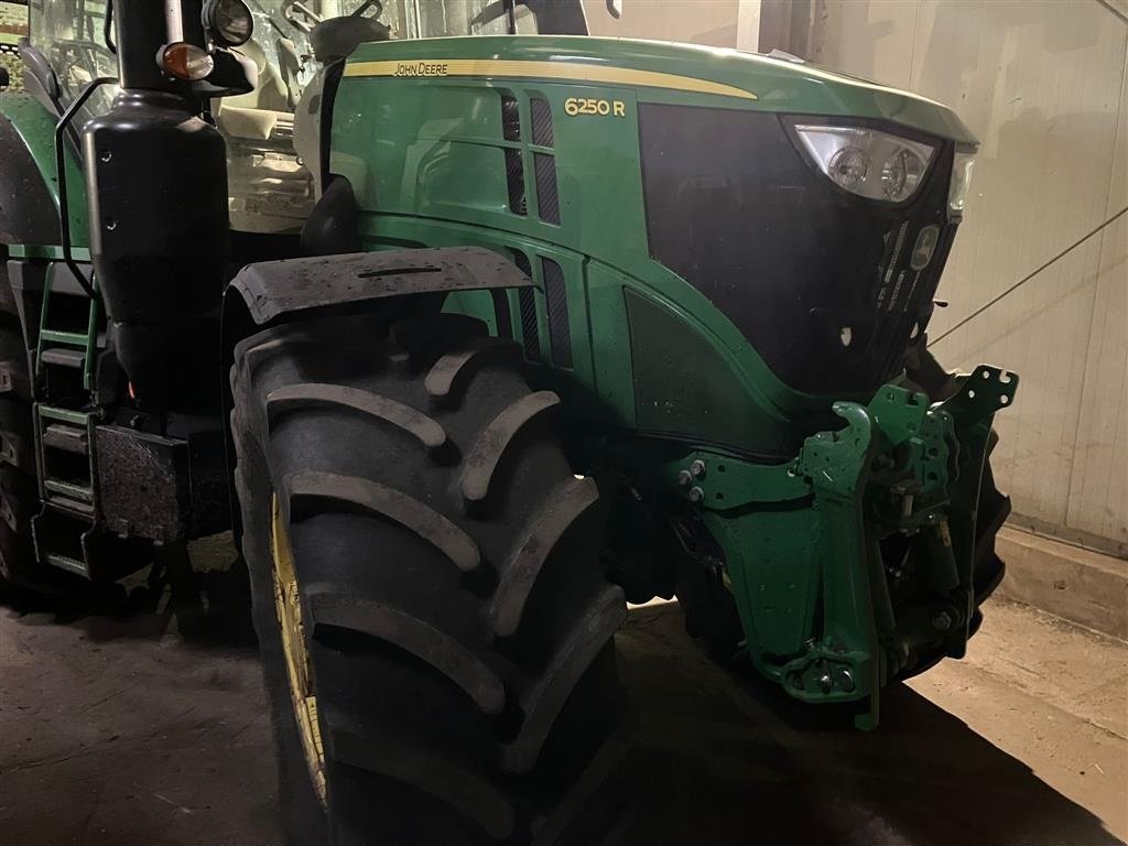 Traktor typu John Deere 6250R Command Arm. GPS aktiveret. AutoSteer ready. Front lift. Vi har 9 stk 6250R til salg!!! Ring til Ulrik for mere info på 40255544. Jeg snakker Jysk., Gebrauchtmaschine w Kolding (Zdjęcie 2)