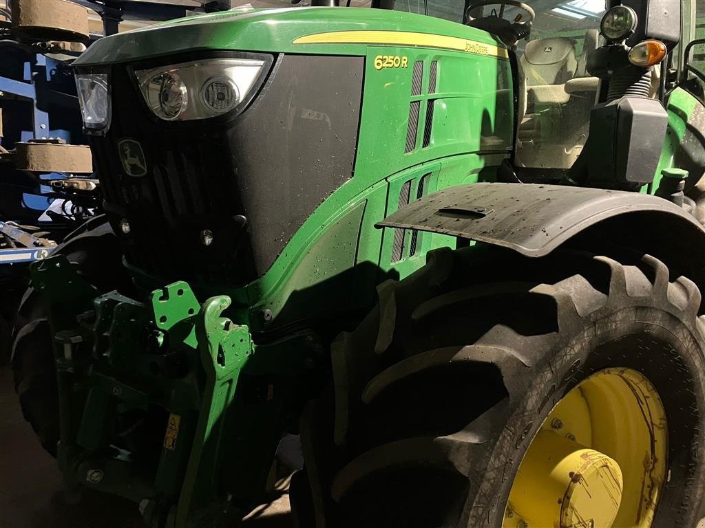 Traktor des Typs John Deere 6250R Command Arm. GPS aktiveret. AutoSteer ready. Front lift. Vi har 9 stk 6250R til salg!!! Ring til Ulrik for mere info på 40255544. Jeg snakker Jysk., Gebrauchtmaschine in Kolding (Bild 3)