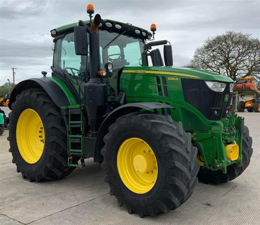 Traktor του τύπου John Deere 6250R m/Frontlift og Front-PTO Front PTO. Front Lift. Command Arm. Hydraulisk topstang. GPS ready. Vi har 9 stk 6250R til salg!!! Ring til Ulrik på 40255544. Jeg snakker Jysk., Gebrauchtmaschine σε Kolding (Φωτογραφία 2)