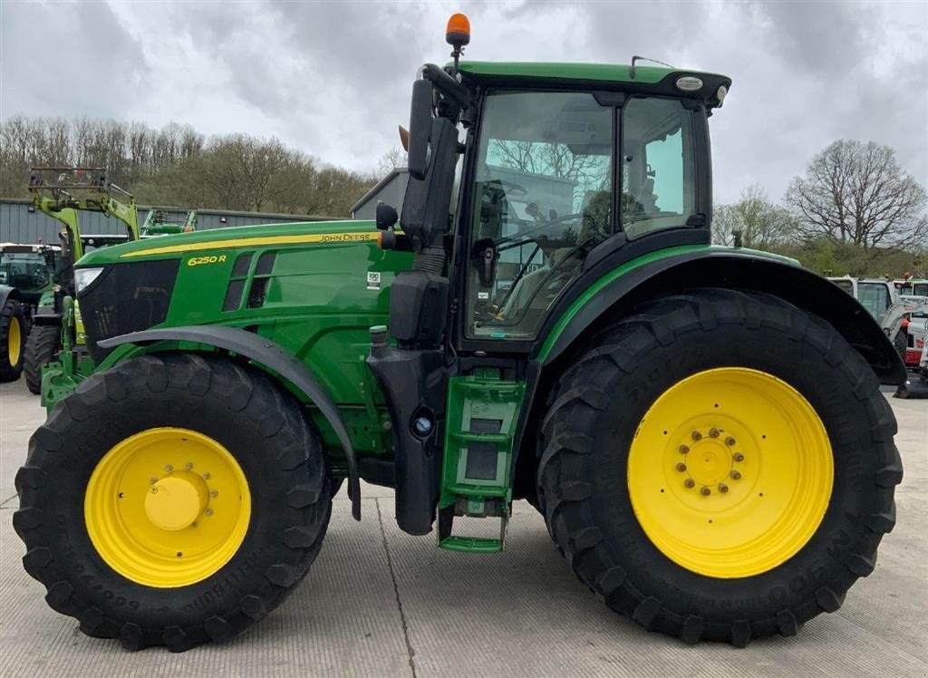 Traktor του τύπου John Deere 6250R m/Frontlift og Front-PTO Front PTO. Front Lift. Command Arm. Hydraulisk topstang. GPS ready. Vi har 9 stk 6250R til salg!!! Ring til Ulrik på 40255544. Jeg snakker Jysk., Gebrauchtmaschine σε Kolding (Φωτογραφία 6)