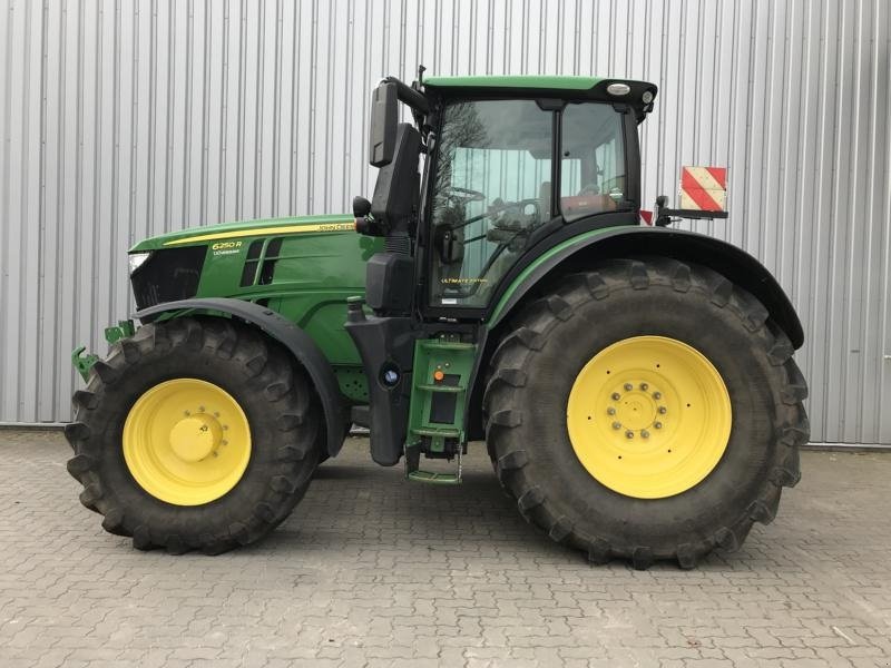 Traktor Türe ait John Deere 6250R m/Frontlift og Front-PTO Front PTO. Front lift. Ultimate Edition. AutoPowr. Auto Steer Ready. Command Arm. Vi har 9 stk 6250R til salg!!! Ring til Ulrik for mere info på  40255544. Jeg snakker Jysk., Gebrauchtmaschine içinde Kolding (resim 2)