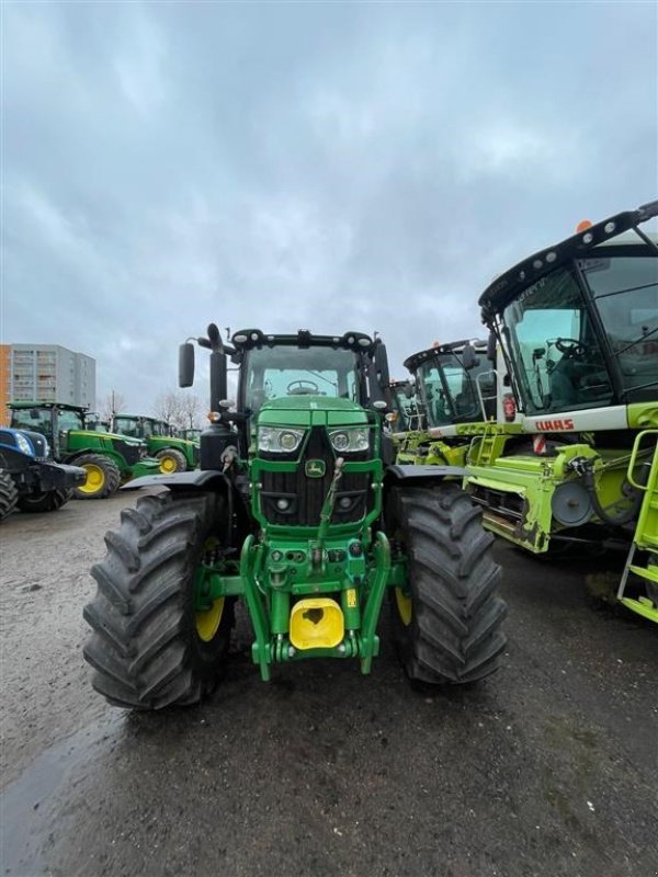 Traktor Türe ait John Deere 6250R m/Frontlift og Front-PTO Front PTO og Front lift. 50 km. Auto steer ready. Vi har 9 stk 6250R til salg!!! Ring til Ulrik for flere billeder og info om fremvisning mm., Gebrauchtmaschine içinde Kolding (resim 1)