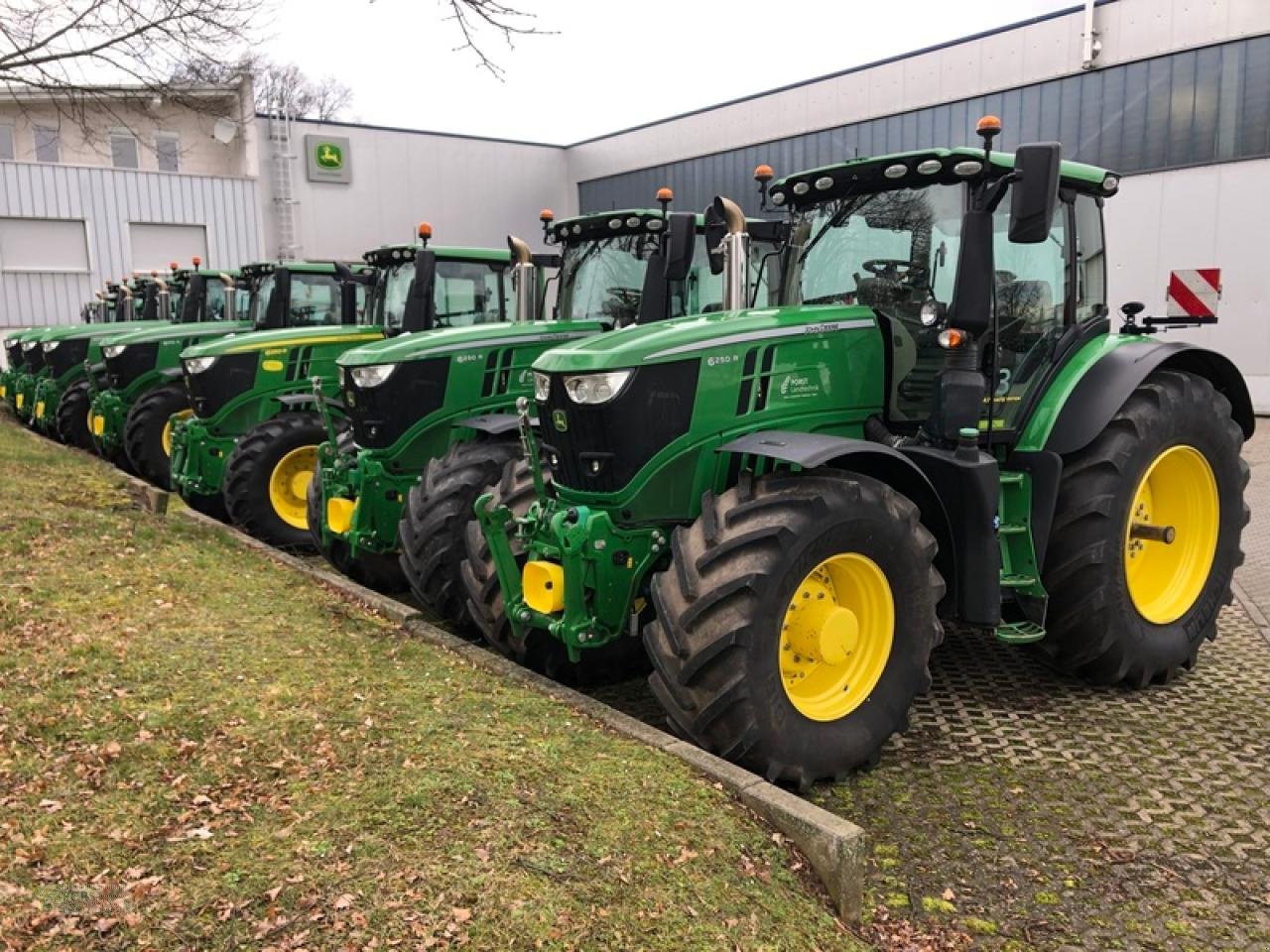 Traktor of the type John Deere 6250R MIT FKH/ FZW/ AP-40KM/H, Gebrauchtmaschine in Rauschwitz (Picture 1)