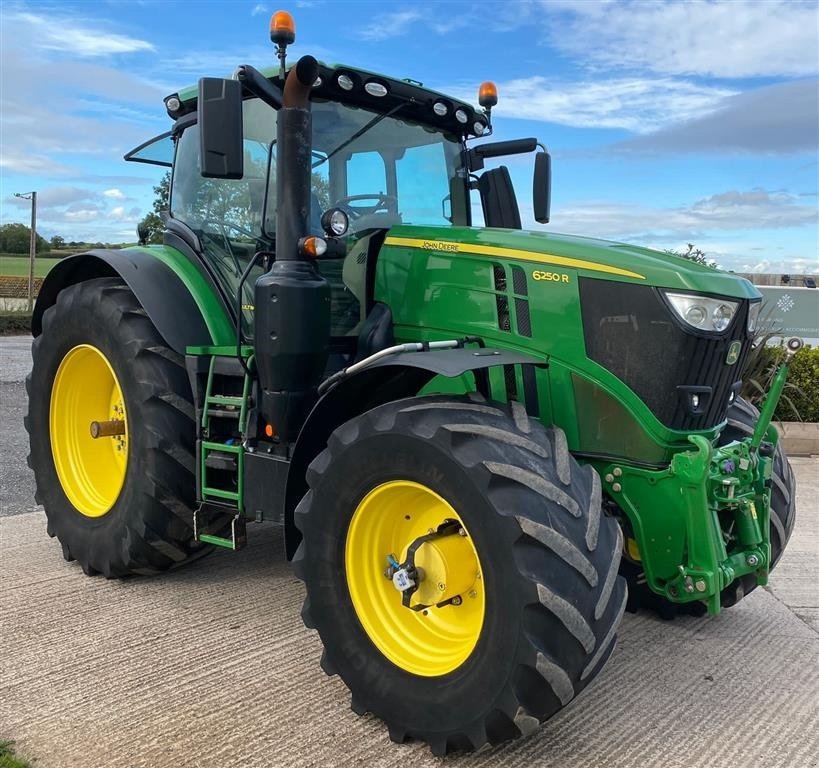 Traktor of the type John Deere 6250R Ultimate Edition Command Pro Arm. Premium activation - AutoTrac og Sektionskontrol GPS. Ultimate Edition. Ultimate Lyspakke. Vi har 9 stk 6250R til salg!!! Ring til Ulrik på 40255544. Jeg snakker Jysk., Gebrauchtmaschine in Kolding (Picture 2)