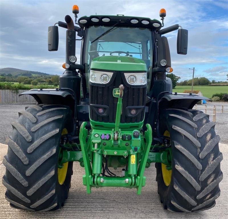 Traktor typu John Deere 6250R Ultimate Edition Command Pro Arm. Premium activation - AutoTrac og Sektionskontrol GPS. Ultimate Edition. Ultimate Lyspakke. Vi har 9 stk 6250R til salg!!! Ring til Ulrik på 40255544. Jeg snakker Jysk., Gebrauchtmaschine v Kolding (Obrázek 3)