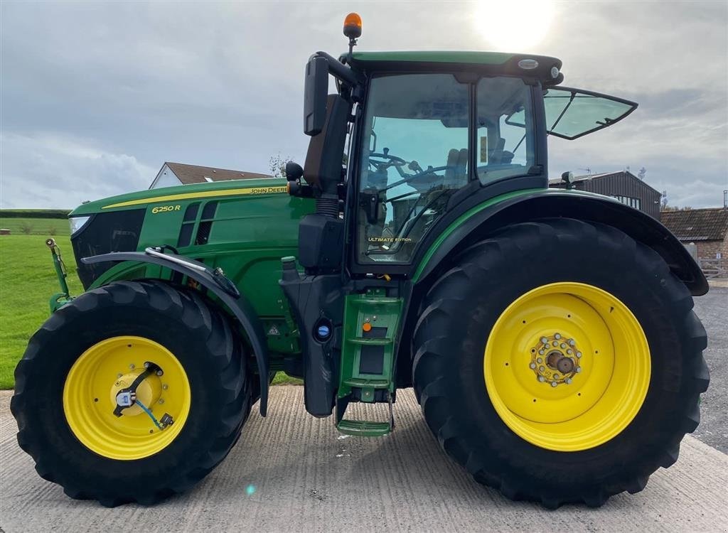 Traktor des Typs John Deere 6250R Ultimate Edition Command Pro Arm. Premium activation - AutoTrac og Sektionskontrol GPS. Ultimate Edition. Ultimate Lyspakke. Vi har 9 stk 6250R til salg!!! Ring til Ulrik på 40255544. Jeg snakker Jysk., Gebrauchtmaschine in Kolding (Bild 4)