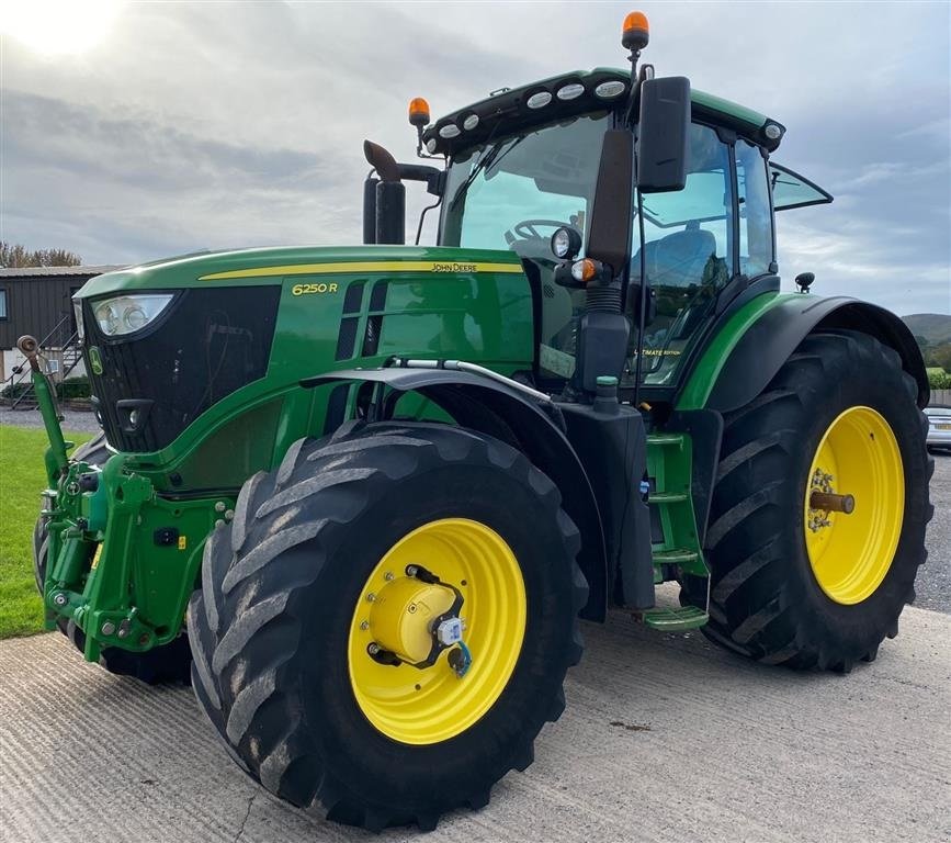 Traktor typu John Deere 6250R Ultimate Edition Command Pro Arm. Premium activation - AutoTrac og Sektionskontrol GPS. Ultimate Edition. Ultimate Lyspakke. Vi har 9 stk 6250R til salg!!! Ring til Ulrik på 40255544. Jeg snakker Jysk., Gebrauchtmaschine v Kolding (Obrázok 6)