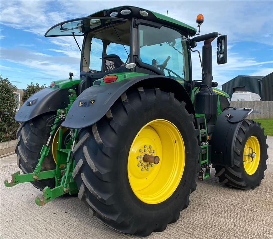 Traktor typu John Deere 6250R Ultimate Edition Command Pro Arm. Premium activation - AutoTrac og Sektionskontrol GPS. Ultimate Edition. Ultimate Lyspakke. Vi har 9 stk 6250R til salg!!! Ring til Ulrik på 40255544. Jeg snakker Jysk., Gebrauchtmaschine w Kolding (Zdjęcie 7)