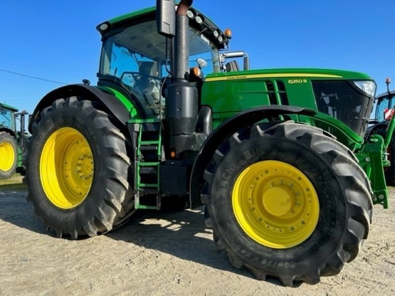 Traktor of the type John Deere 6250R Ultimate Edition Front lift. Command arm. Sektionskontrol. Kommer snart. Vi giver 100 timers reklamationsret i DK!!! Vi har 9 stk 6250R til salg!!! Ring til Ulrik 0045-40255544, Gebrauchtmaschine in Kolding (Picture 1)