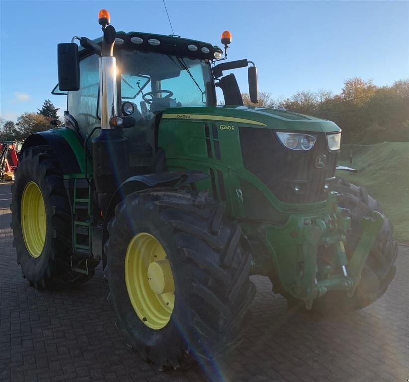 Traktor van het type John Deere 6250R Ultimate Edition SOLGT!!! Front Lift. Command Pro, Command Arm, Auto Trac klar, Ultimate Lightning. Vi har 9 stk 6250R til salg!!! Ring til Ulrik på +4540255544. Jeg snakker Jysk, Tysk og Engelsk., Gebrauchtmaschine in Kolding (Foto 2)