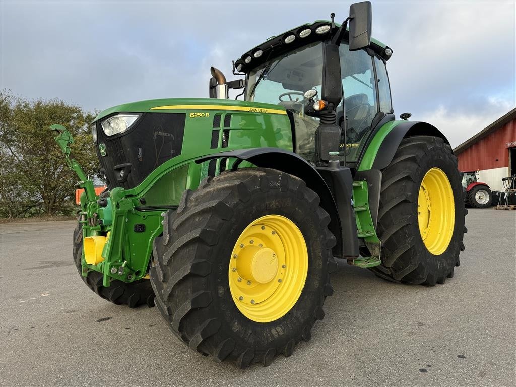 Traktor of the type John Deere 6250R ULTIMATE  KUN 4200 TIMER OG COMMANDPRO!, Gebrauchtmaschine in Nørager (Picture 1)