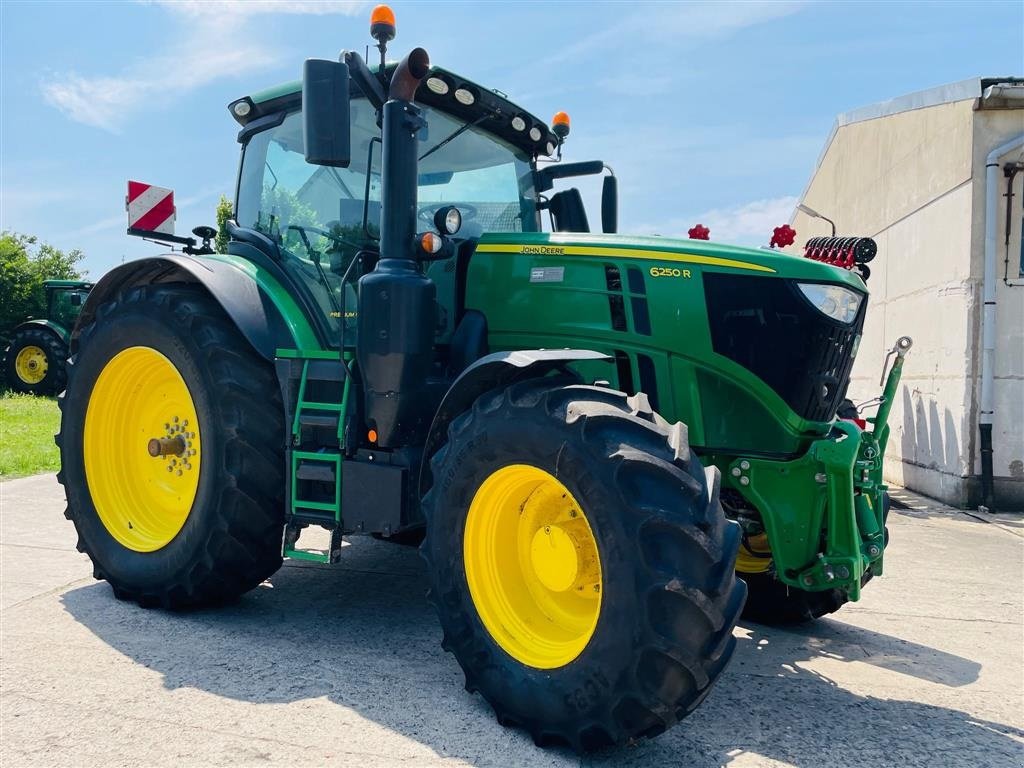 Traktor tipa John Deere 6250R Vi giver 100 timers reklamationsret i DK!!! Vi har 9 stk 6250R til salg!!! Ring til Ulrik 0045-40255544. Jeg snakker Jysk., Gebrauchtmaschine u Kolding (Slika 1)