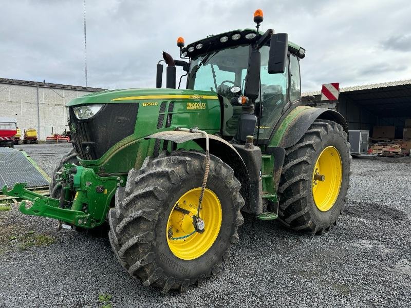 Traktor van het type John Deere 6250R, Gebrauchtmaschine in ESCAUDOEUVRES (Foto 1)