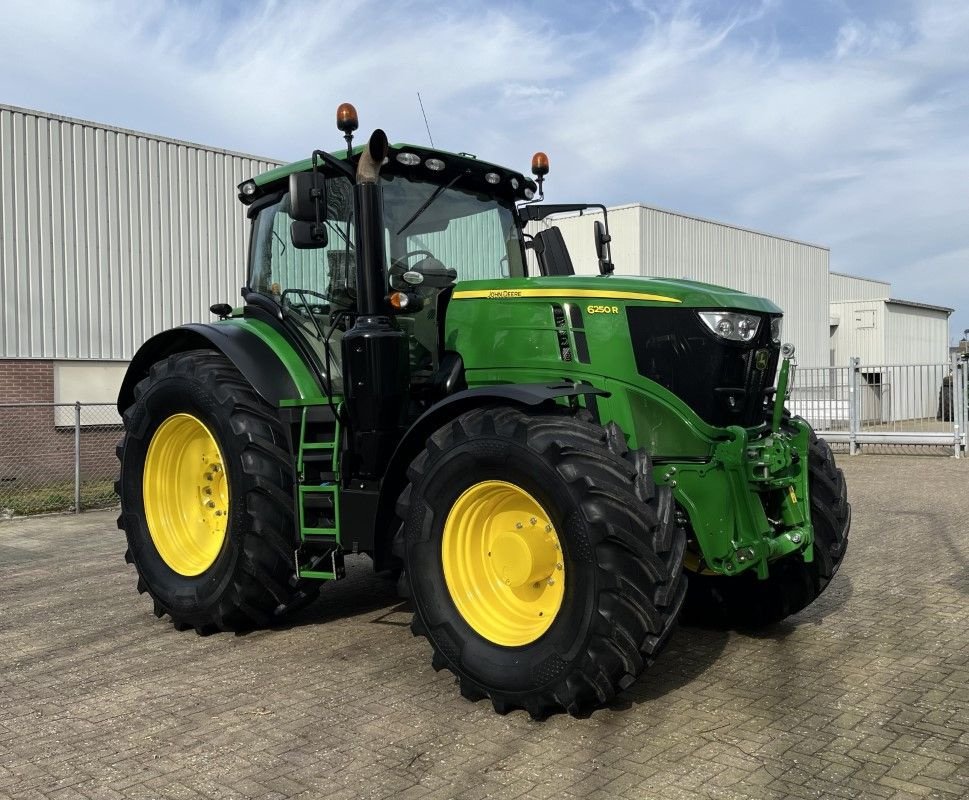 Traktor van het type John Deere 6250R, Gebrauchtmaschine in Staphorst (Foto 8)