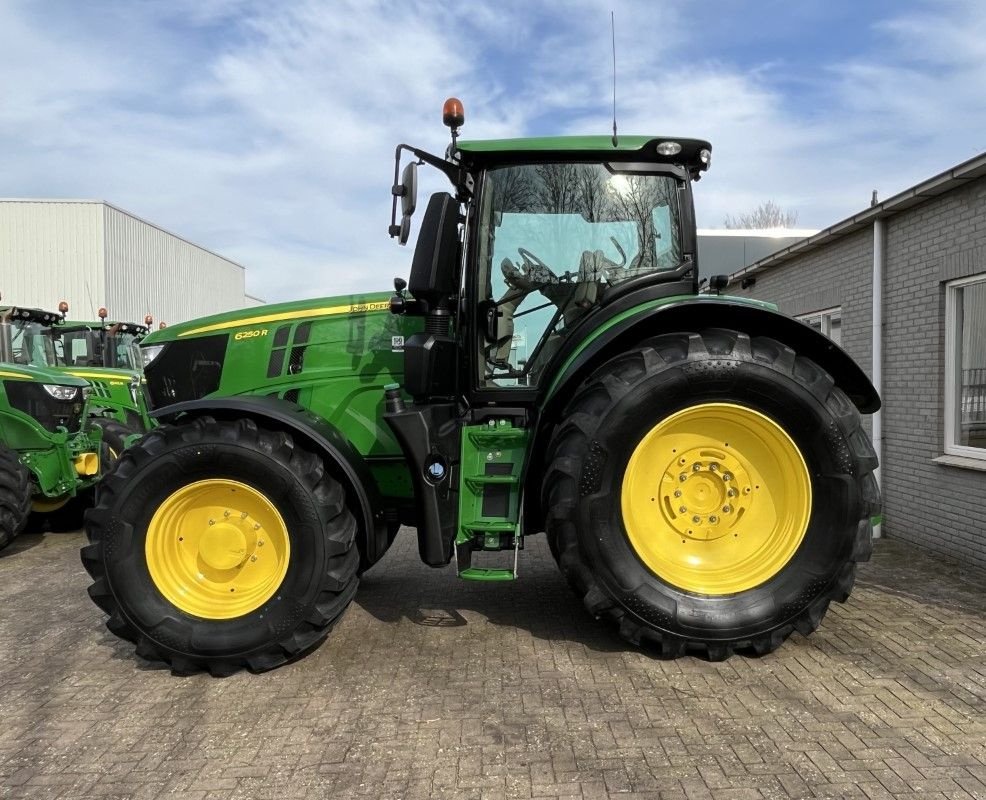 Traktor des Typs John Deere 6250R, Gebrauchtmaschine in Staphorst (Bild 2)