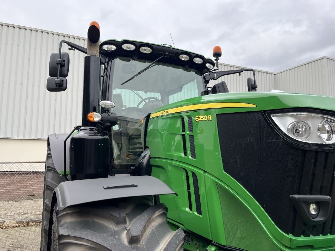 Traktor des Typs John Deere 6250R, Gebrauchtmaschine in Staphorst (Bild 8)